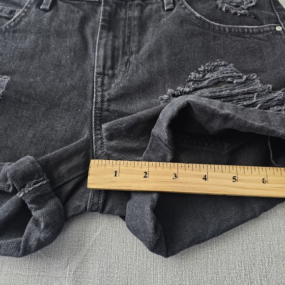 Guess Black Cuffed Distressed Boy Fit Jean Shorts Size 25 Mid Rise - Picture 7 of 7